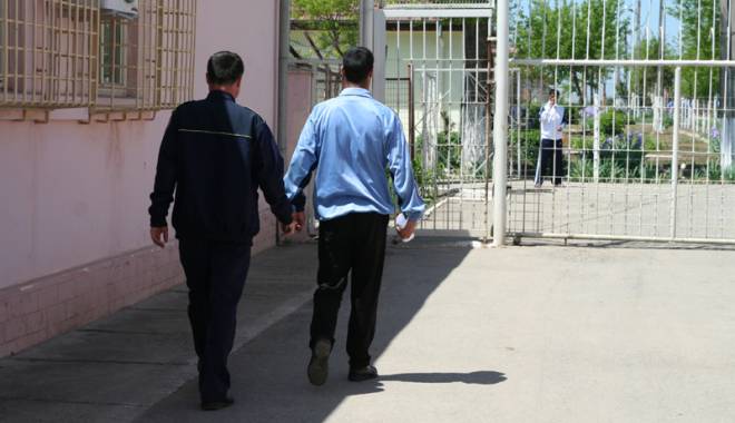 Gardienii din penitenciare vor putea veni cu telefoanele mobile la serviciu - gardienipenitenciaretelefoane-1429114483.jpg
