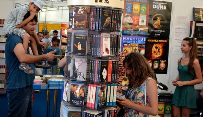 Cum își atrage Târgul GAUDEAMUS vizitatori la Constanța - gaudeamusmamaia2013d-1407941841.jpg