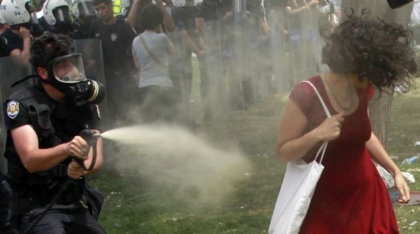 Fără precedent! Poliția turcă a epuizat stocurile de gaze lacrimogene - gaze-1371711563.jpg
