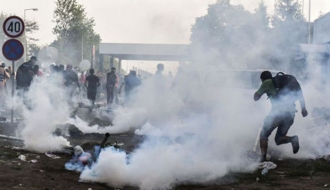 UNHCR condamnă utilizarea gazelor lacrimogene împotriva refugiaților la frontiera eleno-macedoneană - gaze-1460391844.jpg