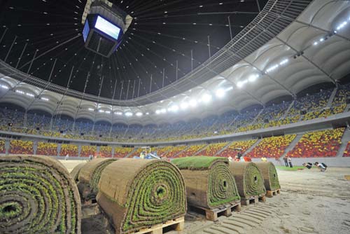 Astăzi au început lucrările de înlocuire a gazonului de pe Național Arena - gazonnationalarenacopy-1315836317.jpg