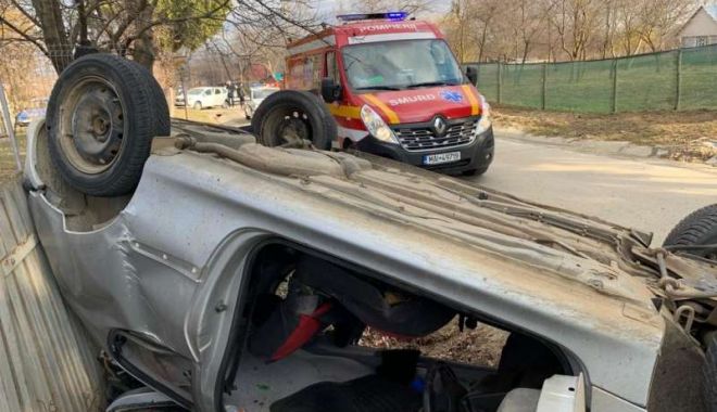 Un tânăr fără permis de conducere s-a răsturnat cu mașina. După ce a făcut o victimă, a fugit! - gbadea25martie2022accidentrutier-1648278162.jpg