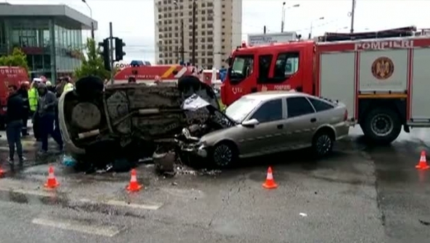 ACCIDENT SPECTACULOS. O MAȘINĂ S-A RĂSTURNAT - gdg10054600-1492670395.jpg