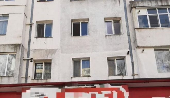 Un bărbat de 70 de ani a căzut de la etajul doi al unui bloc în timp ce spăla geamurile