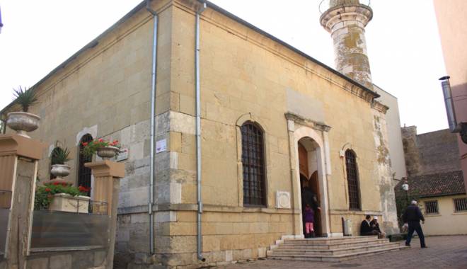 Musulmanii celebrează Noaptea Nașterii Profetului Muhammed (PbuH) - geamia-1450721770.jpg