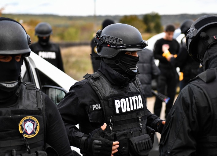 Gemeni sechestraţi de tată! Luptătorii de la Acţiuni Speciale au intervenit în forţă, după ce bărbatul a refuzat dialogul - gemeni-sechestrati-1714632114.jpg