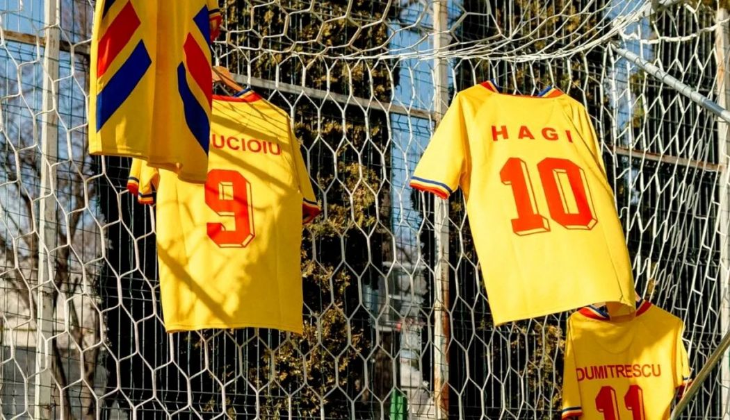 Tricourile purtate de jucătorii celor două echipe de fotbal la meciul de adio al Generaţiei de Aur, scoase la licitaţie - generatia-aur-1716548240.jpg