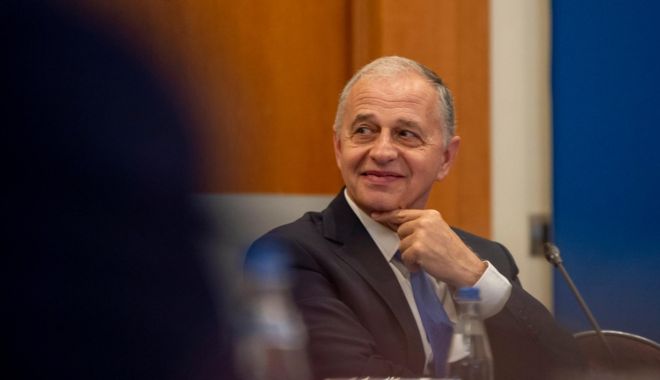 Geoană vrea să-i calce pe urme lui Băsescu. imagini virale cu noua tunsoare