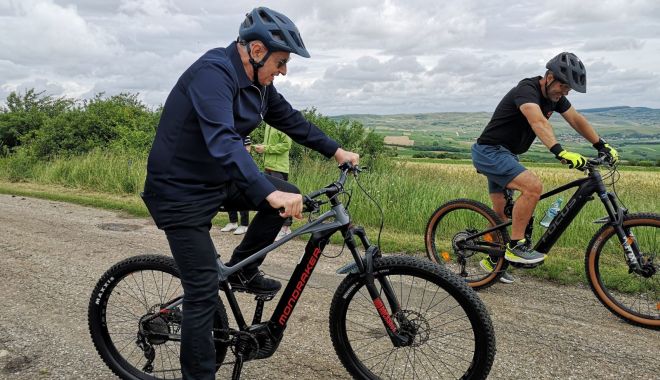 Mircea Geoană pentru prima dată cu bicicleta pe Via Transilvanica. „România are o unicitate a ei, şi cred că este bine să o conservăm”