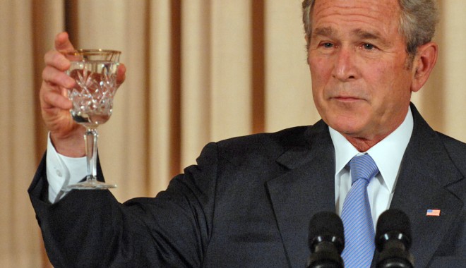 Episod necunoscut din viața lui George W. Bush: Arestat pentru că a condus în stare de ebrietate - georgebushtoasting1040cs071312-1412936120.jpg