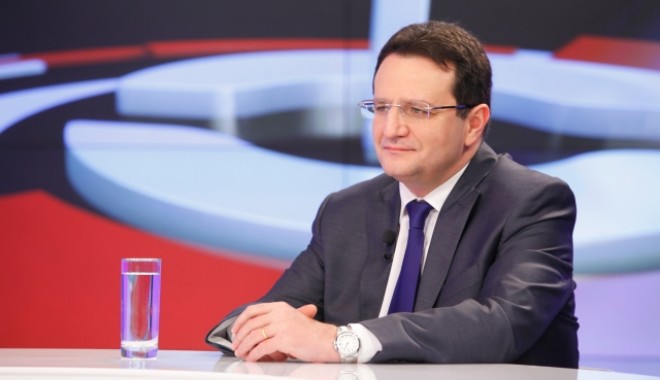 Șeful SRI, George Maior, a fost decorat de președintele Traian Băsescu - georgemaiordigi56930-1364293923.jpg