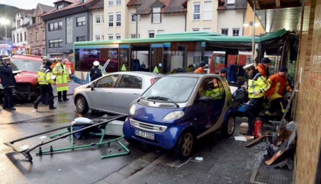 Accident groaznic! Un autobuz școlar s-a izbit de zid, zeci de răniți - german254041200-1516101456.jpg