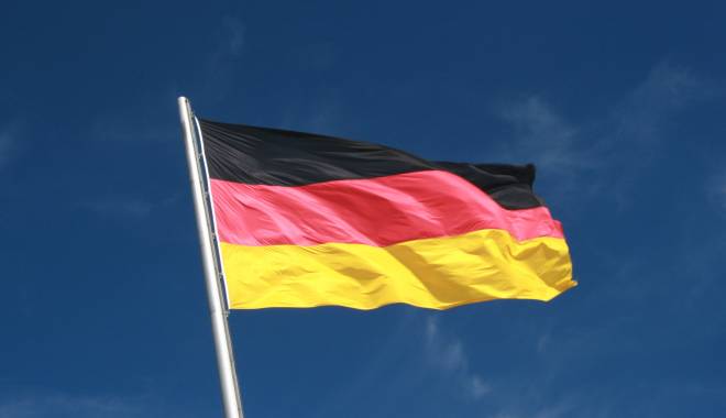 E haos în Germania! Ce se întâmplă, în această perioadă - germanflagflyingaganistabluesky-1435820260.jpg