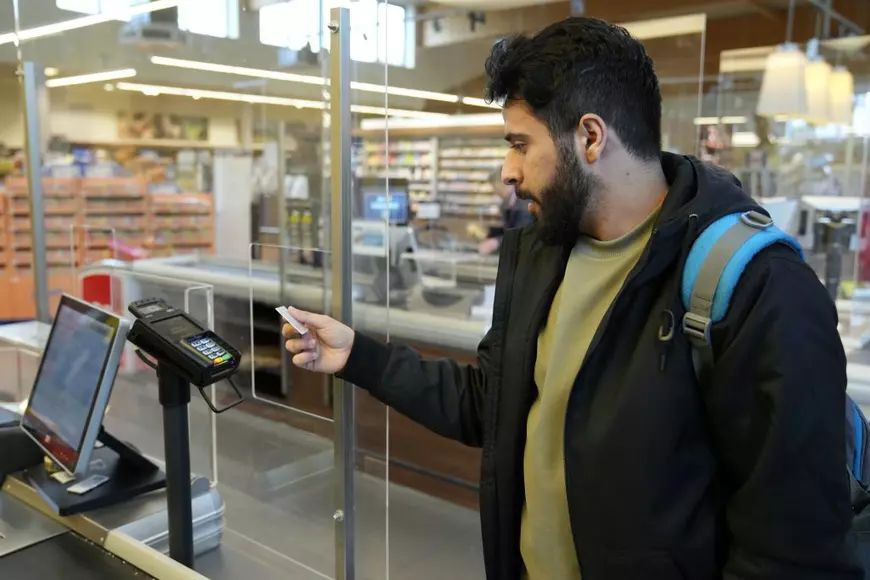 Germania schimbă banii cash dați solicitanților de azil cu un card special. Susținătorii migranților critică măsura - germania-migranti-1715605910.jpg