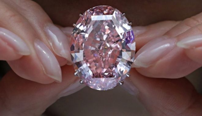 Spectaculosul diamant roz a fost vândut! - gethumbnew-1542200796.jpg