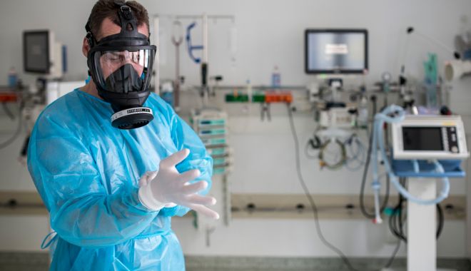Încă zece persoane cu coronavirus au murit în România! Bilanțul celor decedați a ajuns la 705 - gettyimages1213707491seniorphysi-1588261310.jpg