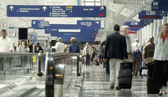 Un bebeluş a fost abandonat în aeroport, după ce părinţii lui au refuzat să îi cumpere bilet