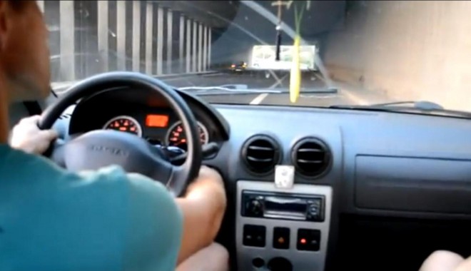 FENOMEN CIUDAT pe autostradă / O mașină cu motorul oprit urcă în rampă (VIDEO) - ggg-1344417942.jpg