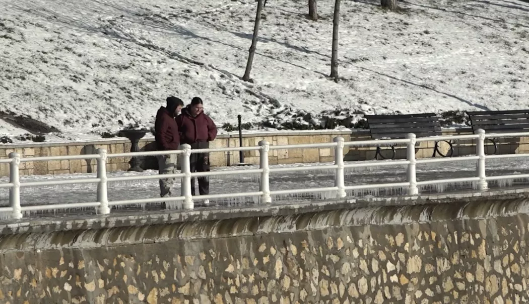 Faleza Cazinoului și Lacul Tăbăcărie, transformate în peisaje de iarnă spectaculoase - gheata-1770133811.webp