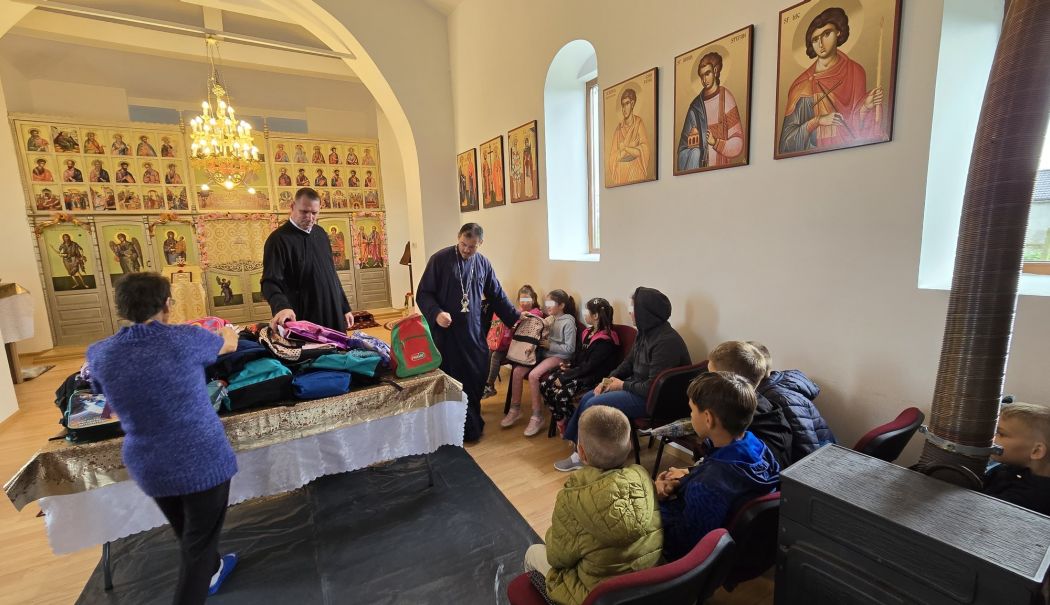 Primii 300 de copii din sate dobrogene au fost sprijiniți să își continue studiile - ghiozdane-1726126218.jpg