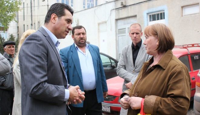 Christian Gigi Chiru s-a întâlnit cu locuitorii din cartierul KM 4-5 - gigichiruinpiatakm4551-1335449225.jpg