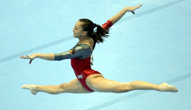 Gimnastele intră, astăzi, în 