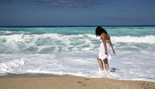 Hotelierii de pe litoral sunt supărați pe meteorologi. Care este motivul - girlonbeach770x433-1592636326.jpg