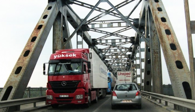 Cozi de șapte kilometri la trecerea Frontierei Giurgiu-Ruse - giurgiuruseaglomerat03618100-1465574964.jpg