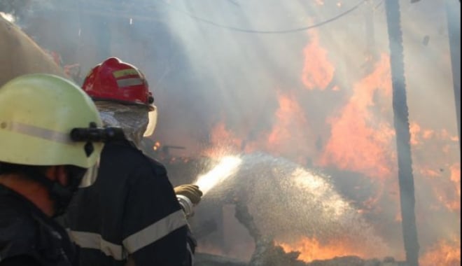 Incendiul izbucnit la groapa de gunoi Glina din Capitală a fost stins. Flăcările au afectat o suprafață de 6.000 mp - glina-1480772031.jpg