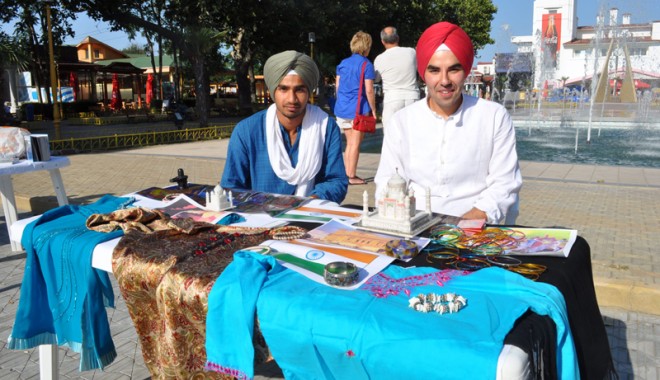 Cultura și tradițiile din 15 țări, la un loc în stațiunea Mamaia - globalvillage1-1313424646.jpg