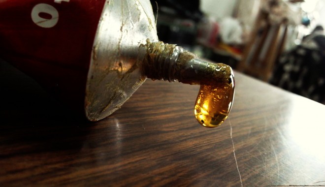 Superglue în loc de… vaselină - glue-1362113199.jpg