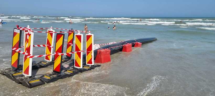 Garda Naţională de Mediu: Ţeava care deversa ape pluviale în mare, pe plaja de la Năvodari, dezafectată - gm1-1753787194.jpg