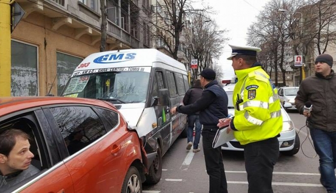 La un pas de tragedie în zona MIGA, după ce șoferul unui maxi taxi GMS a trecut pe roșu, în timp ce vorbea la telefon - gms-1462712113.jpg