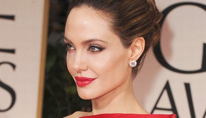 ȘOC la Hollywood! Angelina Jolie S-A PRĂBUȘIT PE PLATOUL DE FILMARE - goldenglobesangelinajoliepicsget-1386934303.jpg