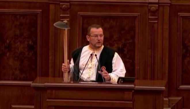 Un senator PSD a venit cu sapa în Parlament pentru a-l ironiza pe Klaus Iohannis, după ce președintele a recomandat golful - golf-1632323262.jpg