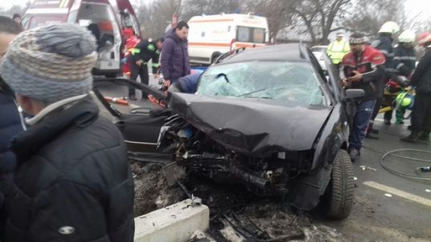 GRAV ACCIDENT RUTIER. Cinci victime, după ce autoturismul lor s-a lovit de un cap de pod - gorj91263400-1520236126.jpg