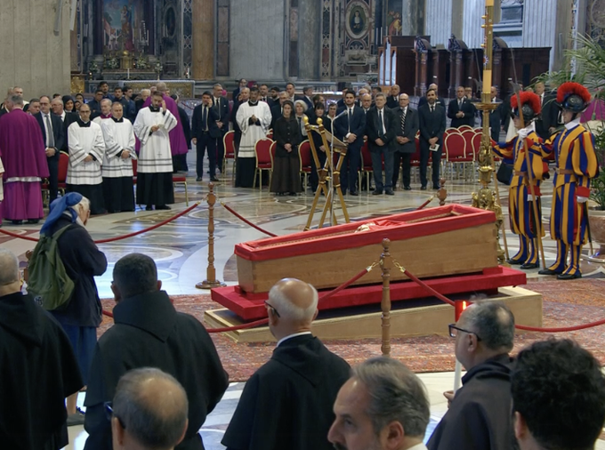 Sicriul cu trupul Papei Francisc a fost depus la Bazilica Sfântul Petru