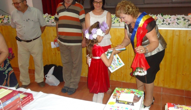 Aleșii din comuna Grădina investesc în educație și sănătate. Elevii, răsplătiți cu cărți - gradina-1467215256.jpg