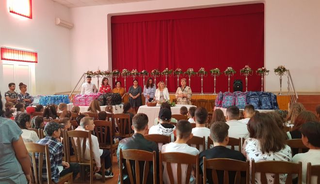 Elevii din comuna Grădina au primit gentuțe și rechizite gratuite de la administrația locală - gradina1-1662388581.jpg