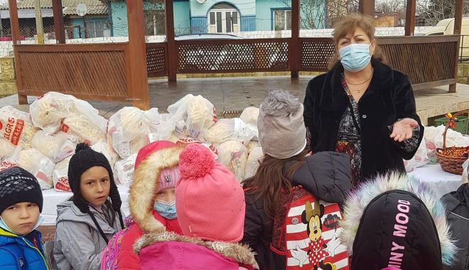 Primarul din Grădina, Gabriela Iacobici, a împărţit cadouri copiilor din comună - gradinamosnicolae22-1638816249.jpg
