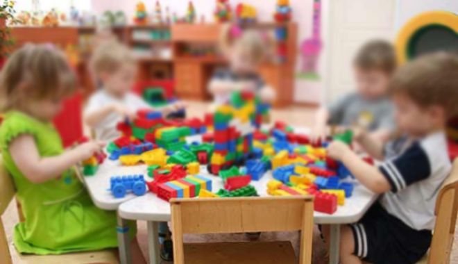 CAZ ȘOCANT! O educatoare este acuzată că a strâns un copil de gât și de organele genitale - gradinita-1544020409.jpg