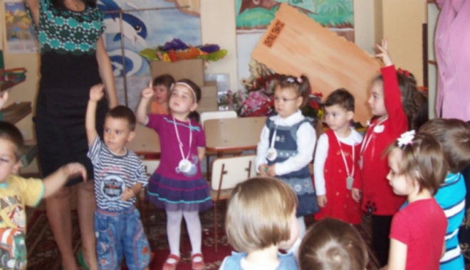 EDUCATOARE SNOPITĂ ÎN BĂTAIE CHIAR DE CEA CĂREIA ÎI EDUCA COPILUL:  