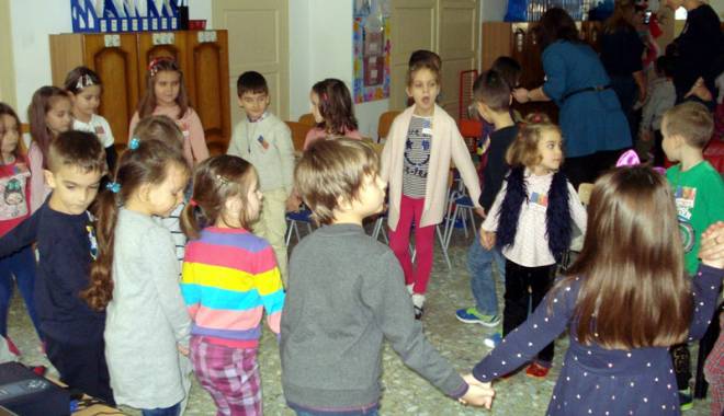Oră de istorie  și patriotism,  la Mangalia - gradinitanr2mangalia3-1453646987.jpg