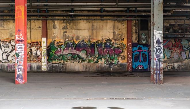 Minori prinși de polițiștii locali în timp ce efectuau desene tip graffiti - grafitti-1659033569.jpg