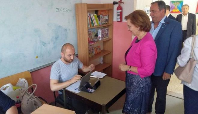 VIDEO / Maria Grapini, ceartă la secția de votare, după ce a încercat să se bage în fața cozii - grapini-1558897518.jpg