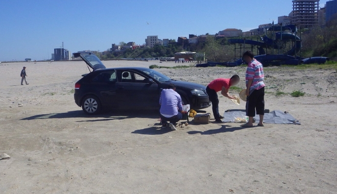 TUPEU FĂRĂ LIMITĂ! Trei constănțeni au intrat cu mașina pe plajă și au făcut un grătar - gratarplaja-1461234656.jpg
