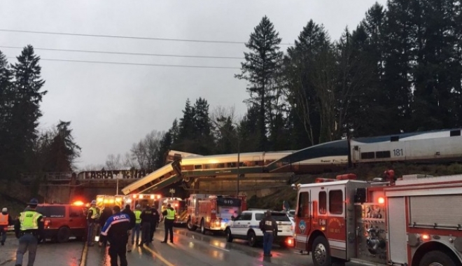 Grav accident feroviar în SUA. Un tren a deraiat și a ajuns pe autostradă - gravaccidentferoviarinsuauntrena-1513620534.jpg