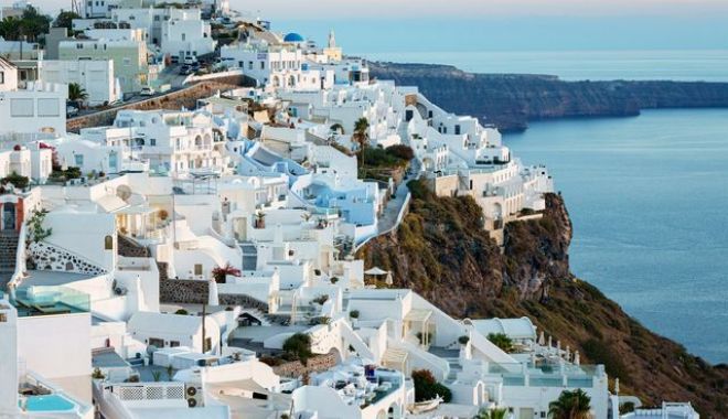 Grecia a introdus o nouă taxă pentru turiști. Cât vor plăti românii pentru fiecare zi petrecută acolo