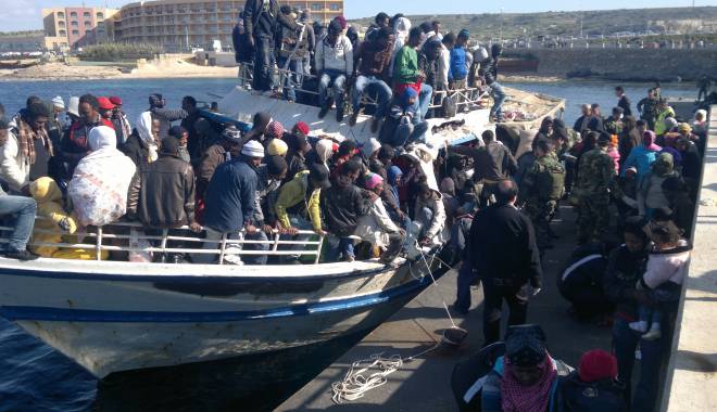 Ciocniri între poliție și migranții din Grecia, care refuză transferul în taberele speciale - greci-1459327447.jpg