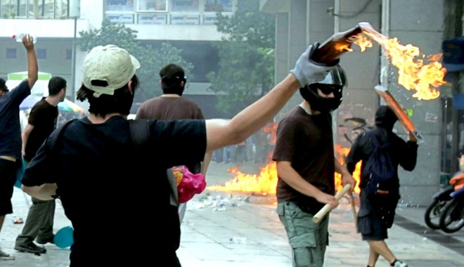 Revolte în Grecia. Studenții au pătruns în televiziunea publică - grecia-1317066001.jpg